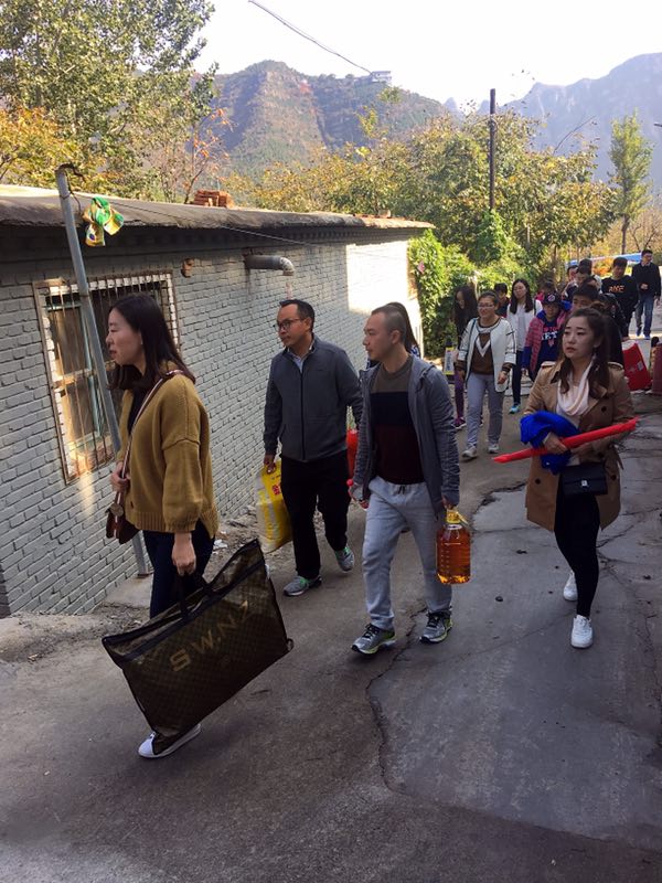 2017年易尚國(guó)際裝飾“關(guān)愛(ài)老人，你我做得到”公益行.jpg